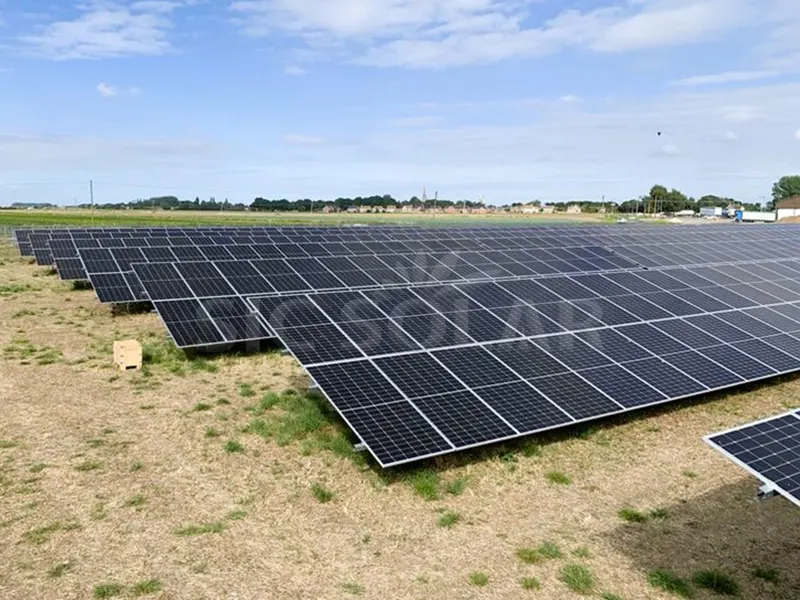 1,5 MW szénacél napelemes földi támogató rendszer Nagy-Britanniában