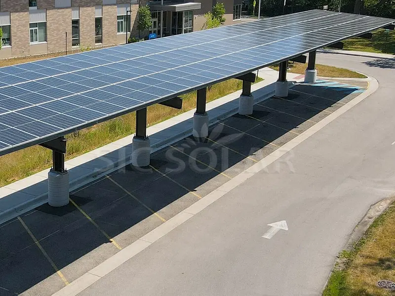 100 kW-os napelemes autóbeálló szerkezet az Egyesült Államokban