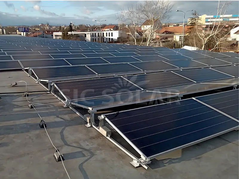 120 kW-os kelet-nyugati napelem-előtét-rögzítési rendszer Németországban