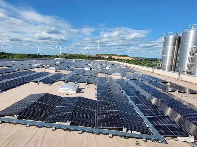 300KW ballaszt tetőre szerelhető napelemes rendszer Németországban
