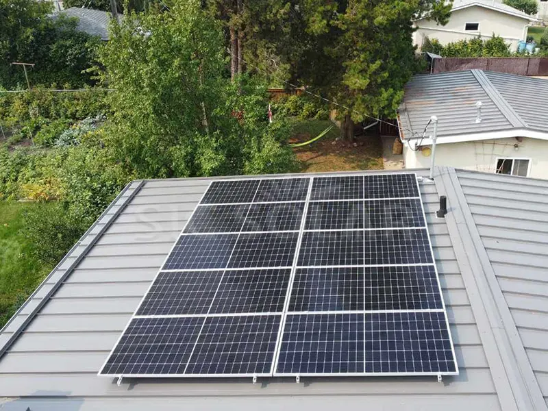 5 kW-os napelem fémtetős billenő tartó Kanadában