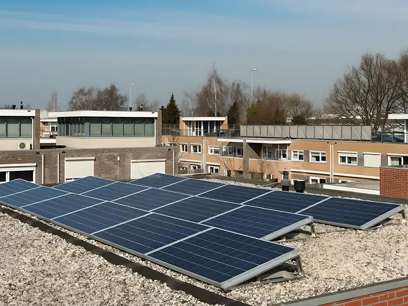 8 kW-os napelemek lapos tetőre telepítve Angliában